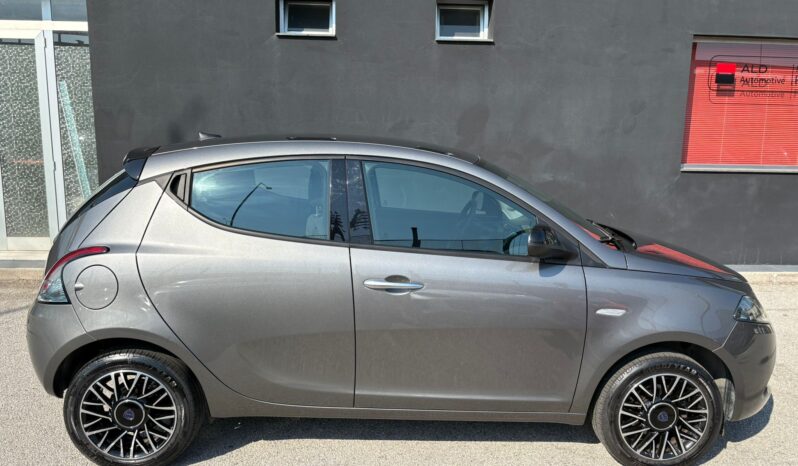 LANCIA YPSILON PLATINO HYBRID 1.0 70CV pieno